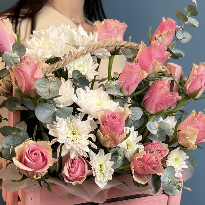 Композиция из розовых роз с хризантемой