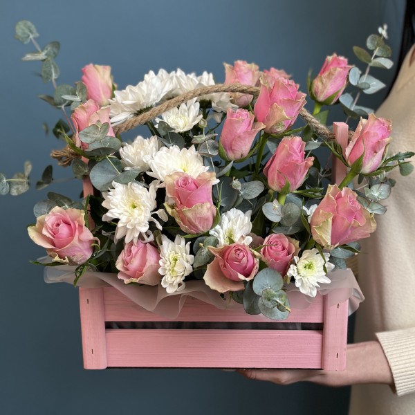 Композиция из розовых роз с хризантемой