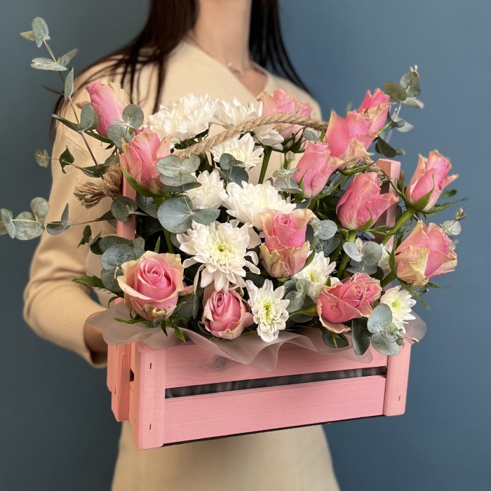 Композиция из розовых роз с хризантемой