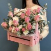 Композиция из розовых роз с хризантемой