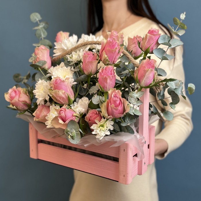 Композиция из розовых роз с хризантемой