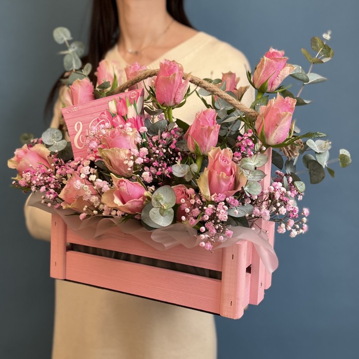 Композиция на 8 марта Розовые розы с гипсофилой