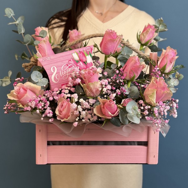 Композиция на 8 марта Розовые розы с гипсофилой