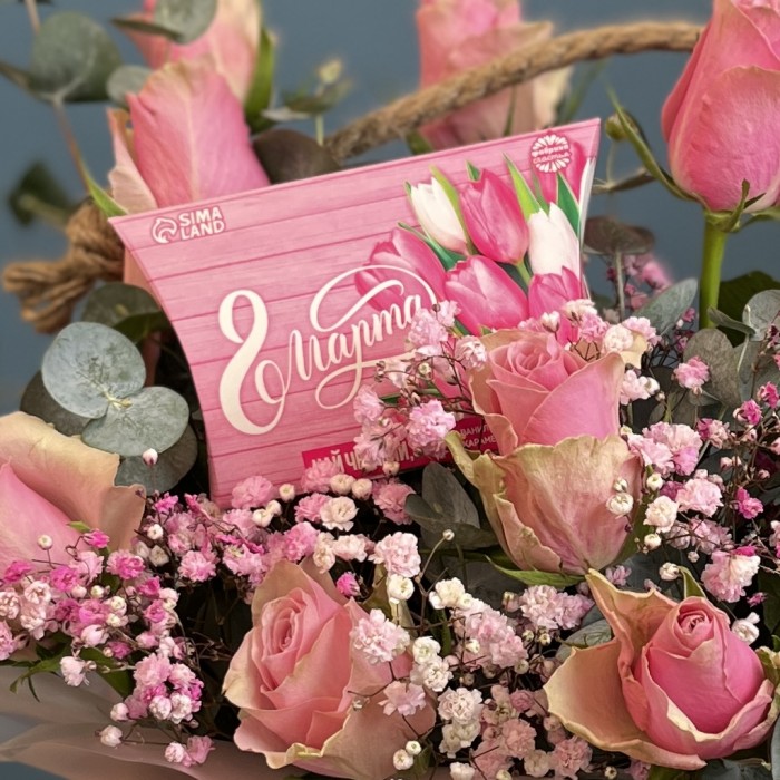 Композиция на 8 марта Розовые розы с гипсофилой