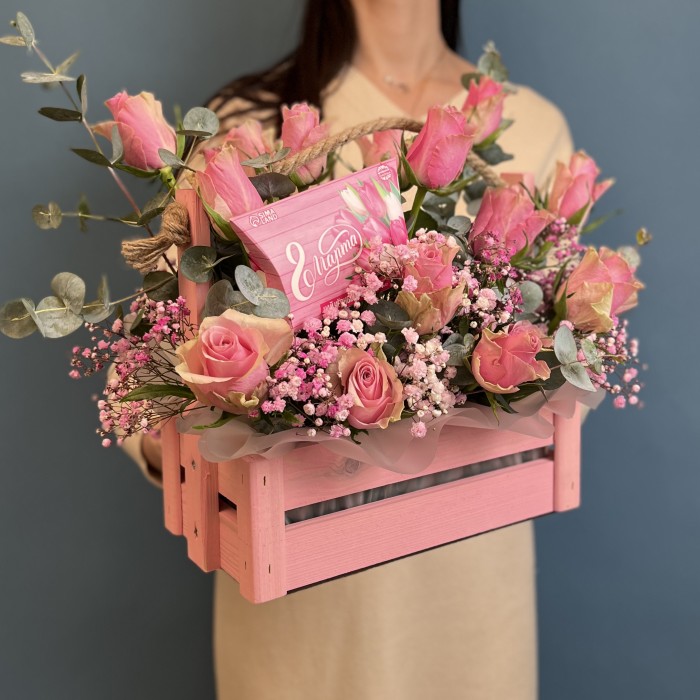 Композиция на 8 марта Розовые розы с гипсофилой