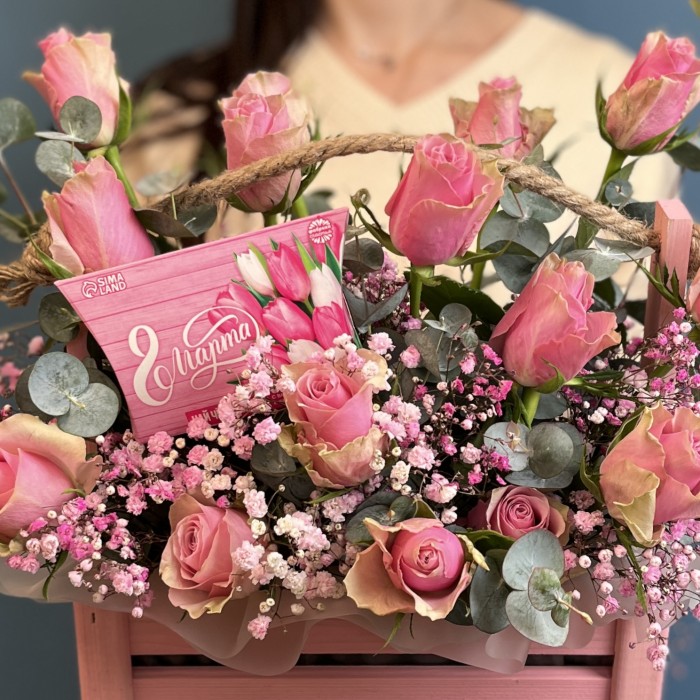 Композиция на 8 марта Розовые розы с гипсофилой