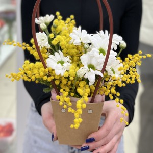 Корпоротивная композиция мимоза с хризантемой