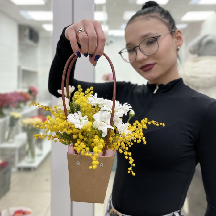 Корпоротивная композиция мимоза с хризантемой