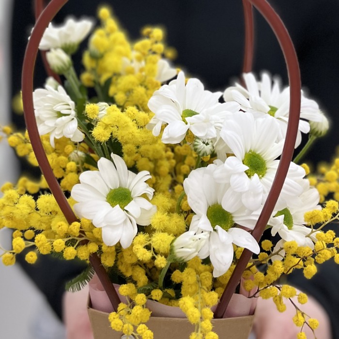 Корпоротивная композиция мимоза с хризантемой