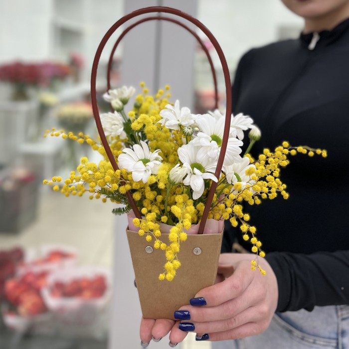 Корпоротивная композиция мимоза с хризантемой