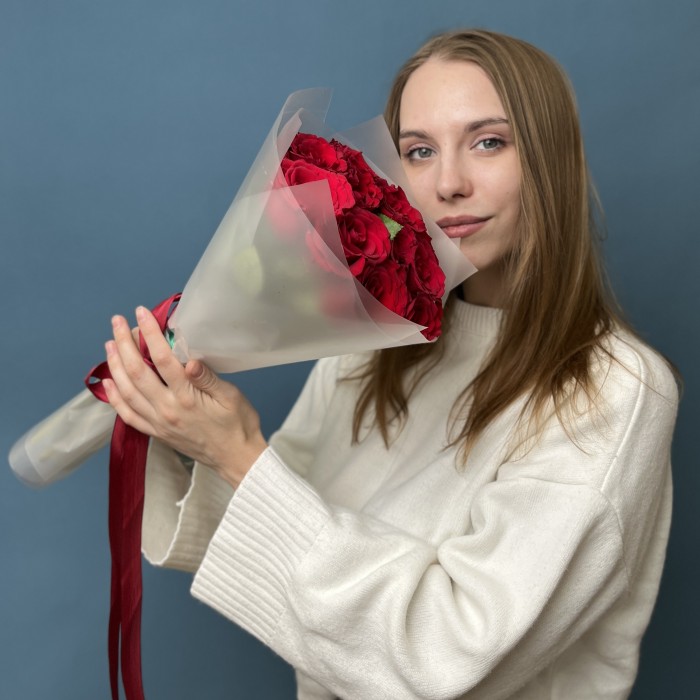 17 красных роз Махе