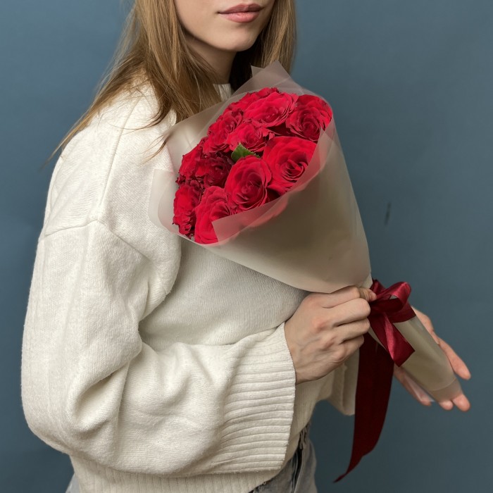 17 красных роз Махе