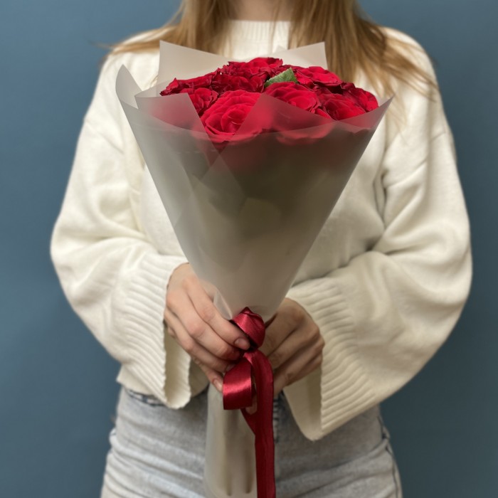 17 красных роз Махе