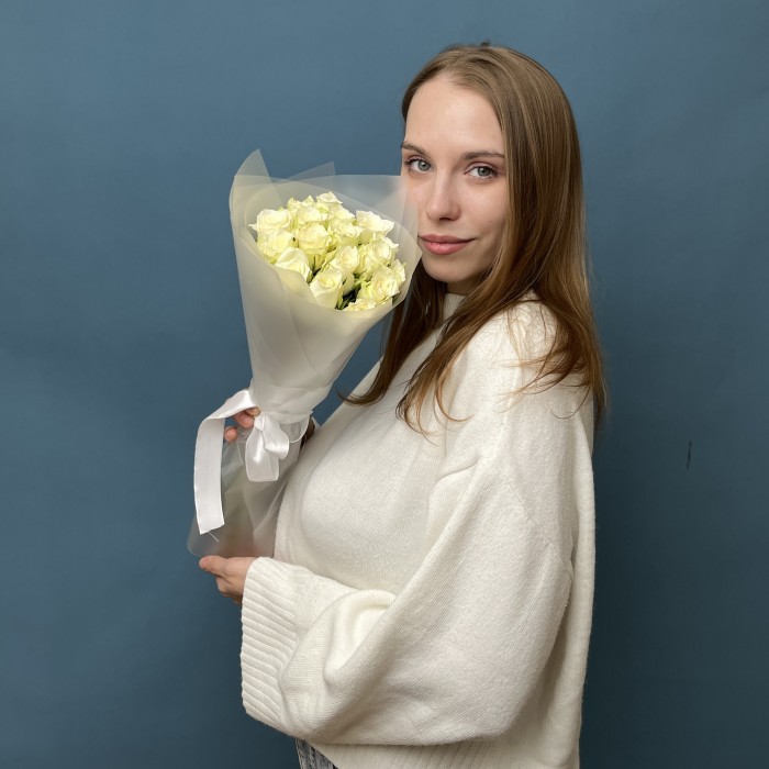 Красивый букет из 17 белых роз 40 см