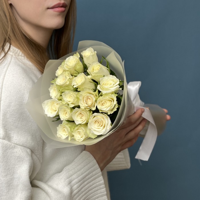 Красивый букет из 17 белых роз 40 см