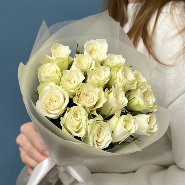 Красивый букет из 17 белых роз 40 см