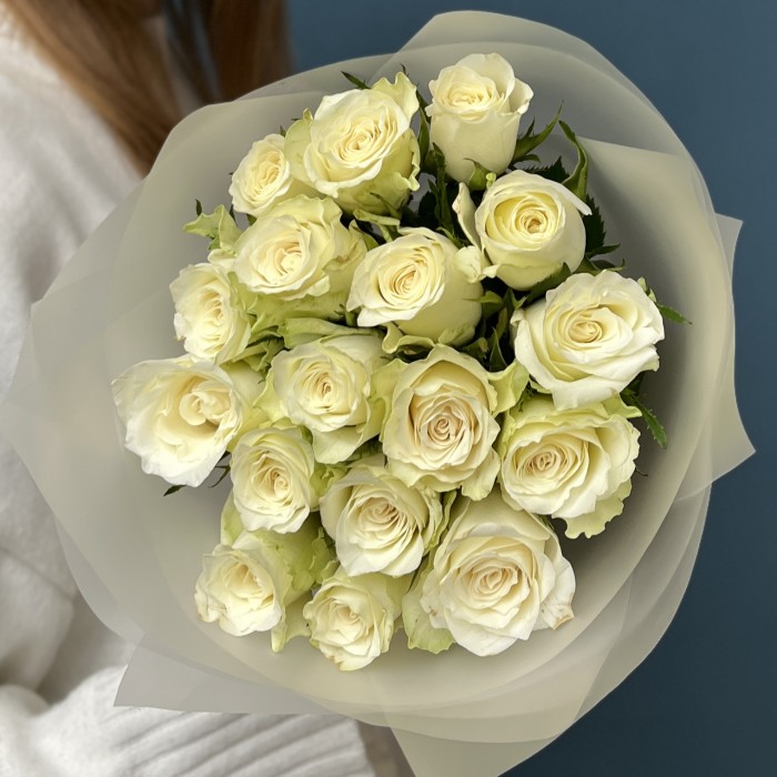 Красивый букет из 17 белых роз 40 см