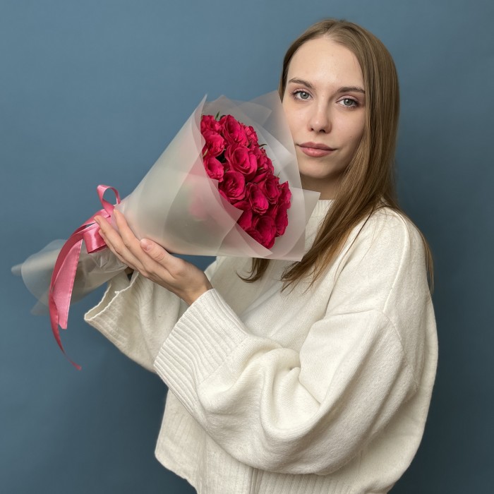 Яркий букет из 17 малиновых роз 40 см