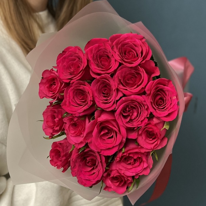 Яркий букет из 17 малиновых роз 40 см