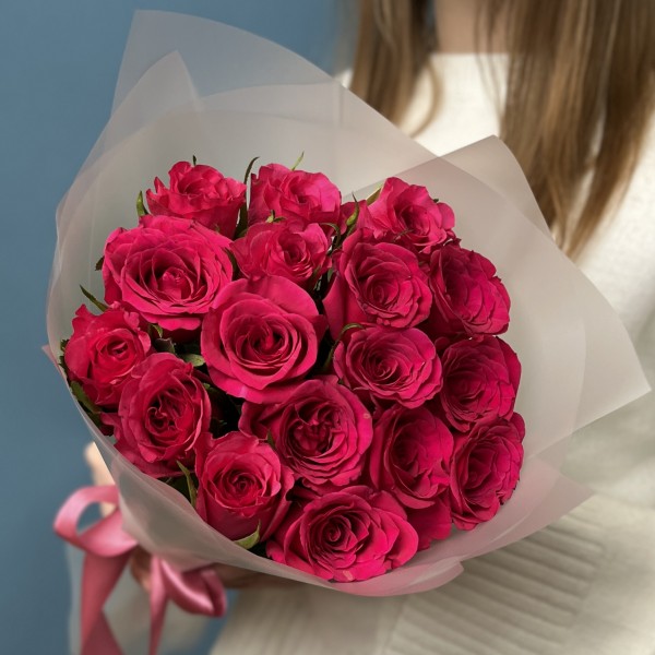 Яркий букет из 17 малиновых роз 40 см