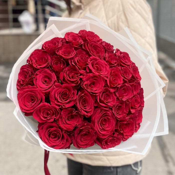 35 красных роз Махе