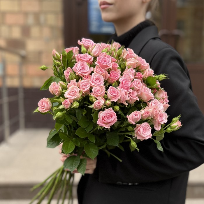 15 Розовых кустовых роз Одилия 60 см