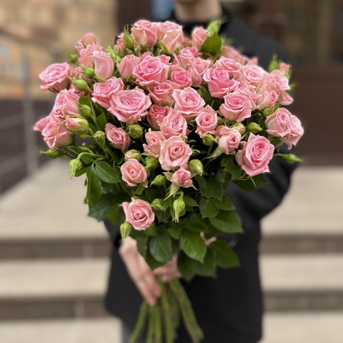 15 Розовых кустовых роз Одилия 60 см