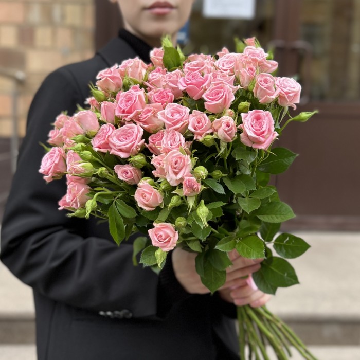 15 Розовых кустовых роз Одилия 60 см