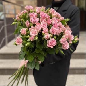 15 Розовых кустовых роз Одилия 60 см