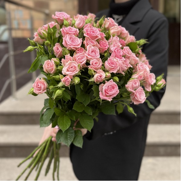 15 Розовых кустовых роз Одилия 60 см