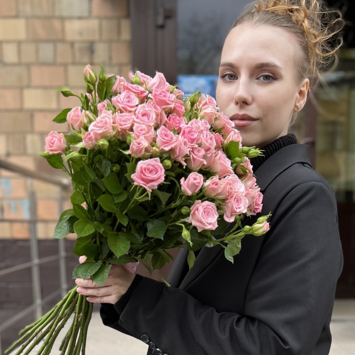 15 Розовых кустовых роз Одилия 60 см