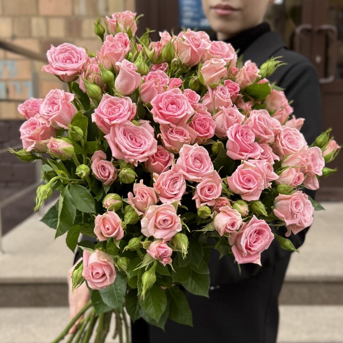 15 Розовых кустовых роз Одилия 60 см