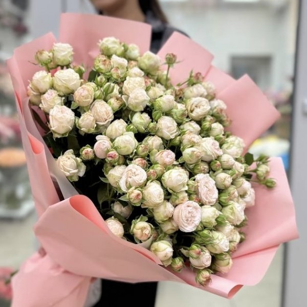 15 кустовых пионовидных Роз Принцесс Бомбастик 70 см в упаковке