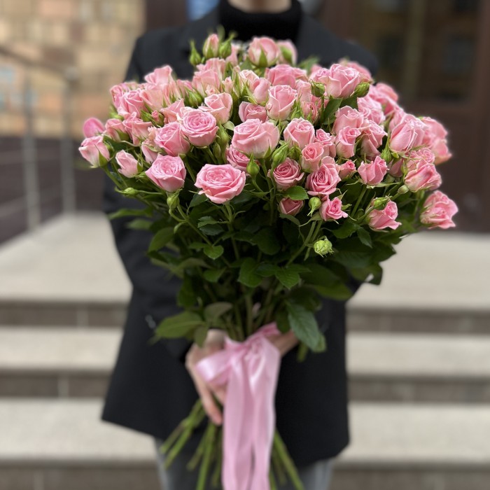 25 розовых кустовых роз Одилия 60 см