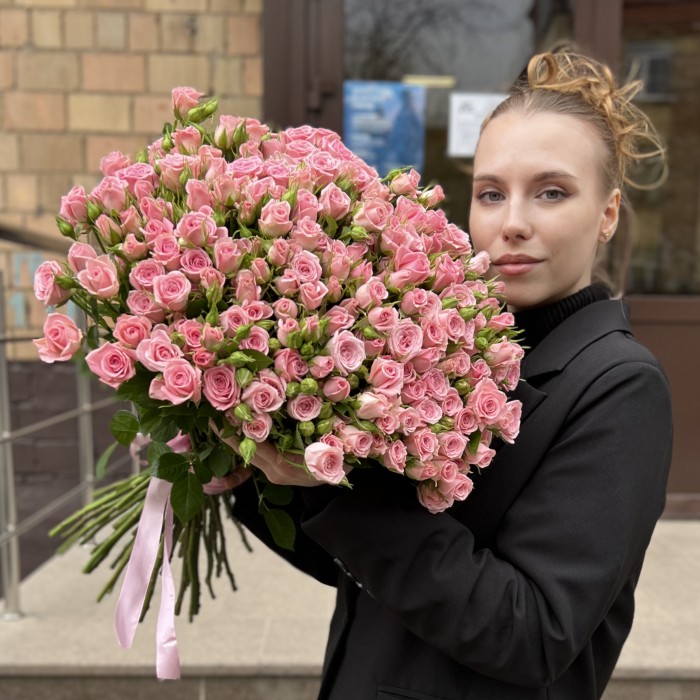 51 розовая кустовая роза Одилия 60 см