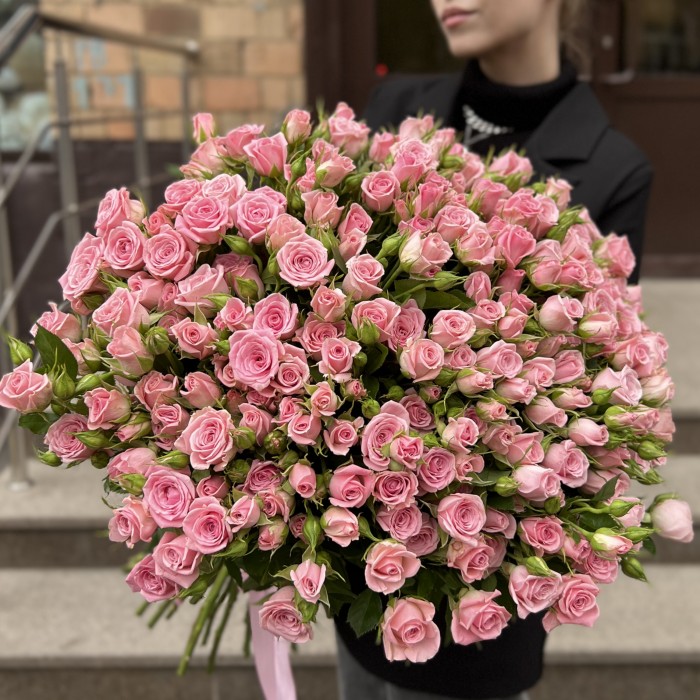 51 розовая кустовая роза Одилия 60 см