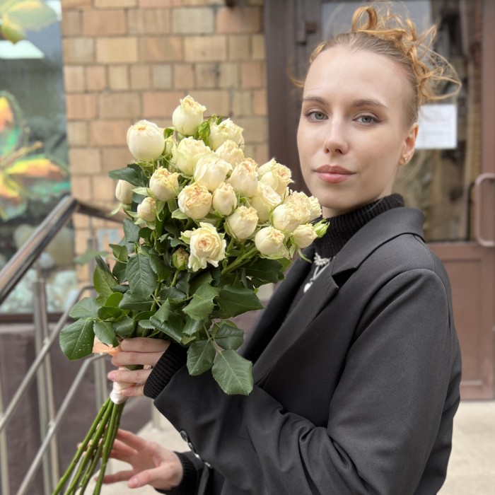 9 кустовых пионовидных роз Саммер-роз 50 см