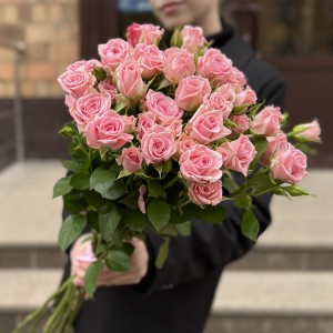 9 розовых кустовых роз Одилия 60 см