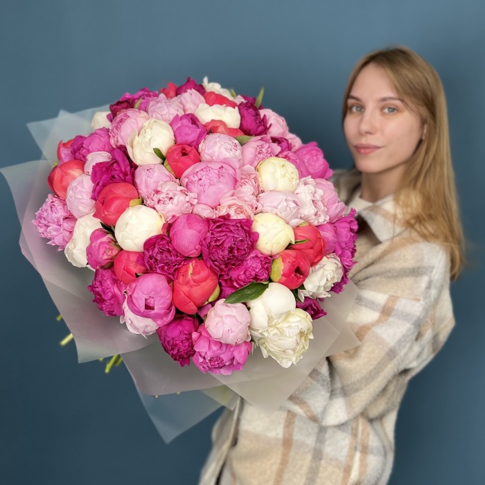 Букет из 101 яркого пиона MIX