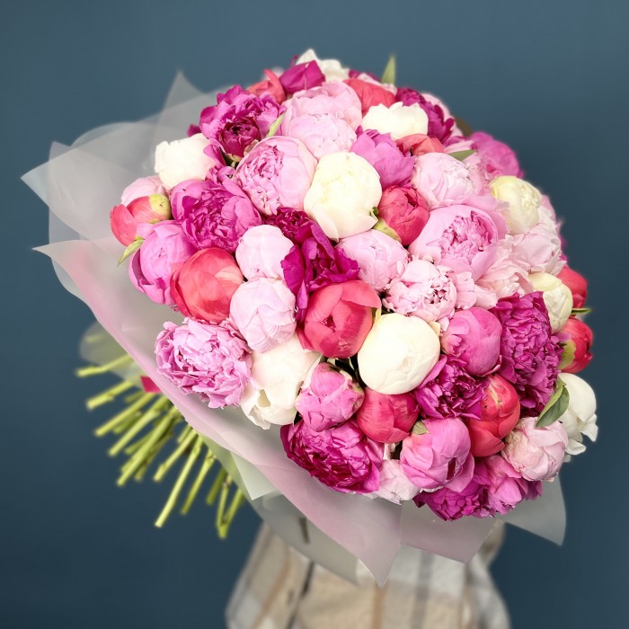 Букет из 101 яркого пиона MIX