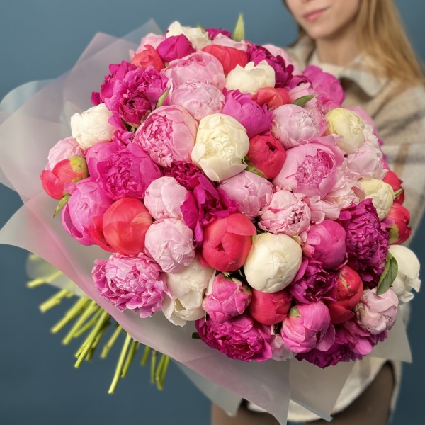 Букет из 101 яркого пиона MIX