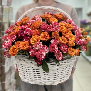 51 огненная кустовая роза в корзине