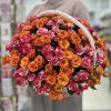 51 огненная кустовая роза в корзине