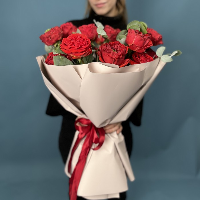 21  красная пионовидная Роза Ред монстер 50 см с эвкалиптом