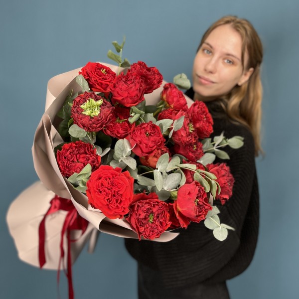 21  красная пионовидная Роза Ред монстер 50 см с эвкалиптом