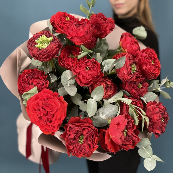 21 пионовидная Роза Ред монстер с эвкалиптом