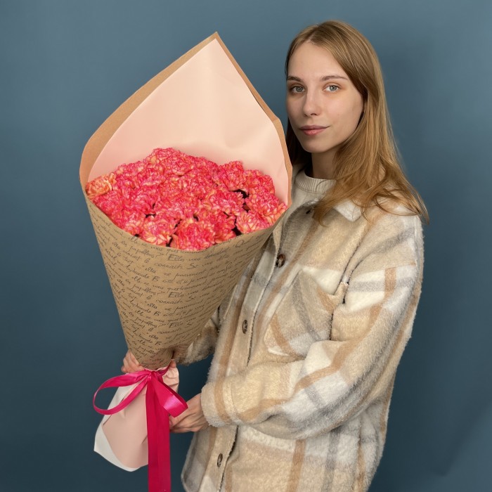 25 кремовых гвоздик с розовым краем