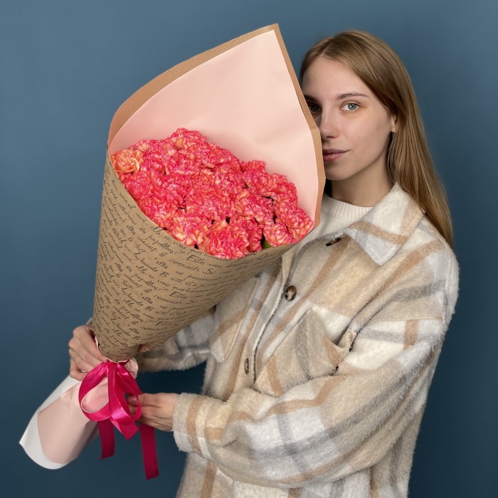 25 кремовых гвоздик с розовым краем