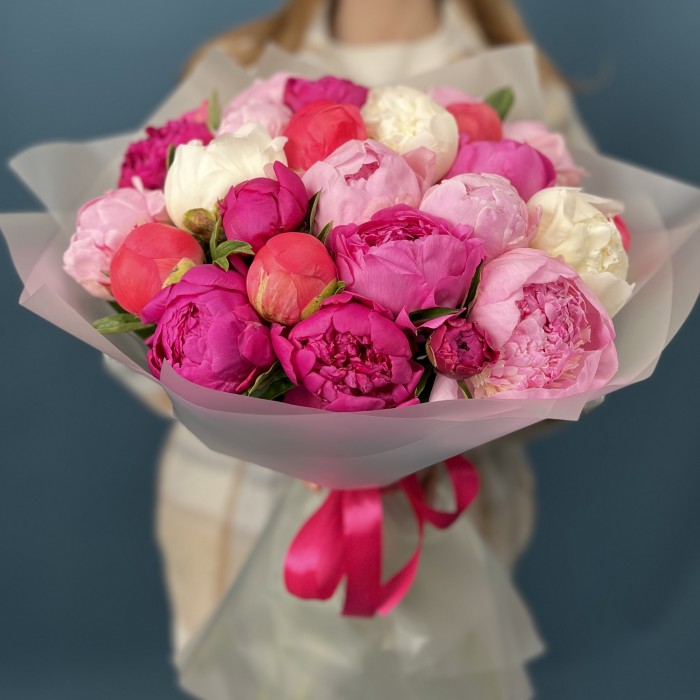Букет из 25 ярких пионов MIX