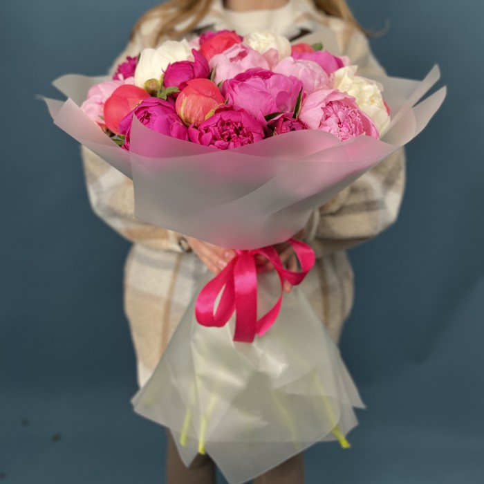 Букет из 25 ярких пионов MIX